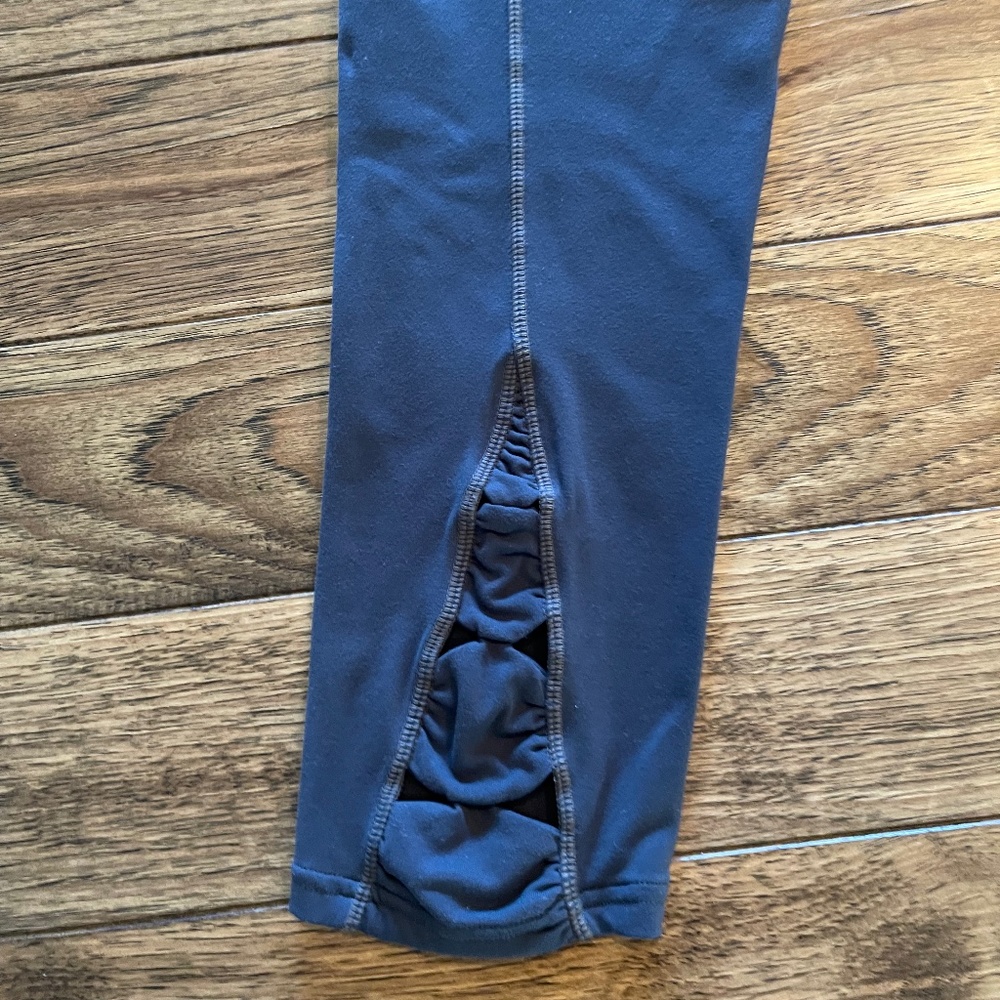 Athleta Cropped Leggings, Gray, Size Small, Calf Detail